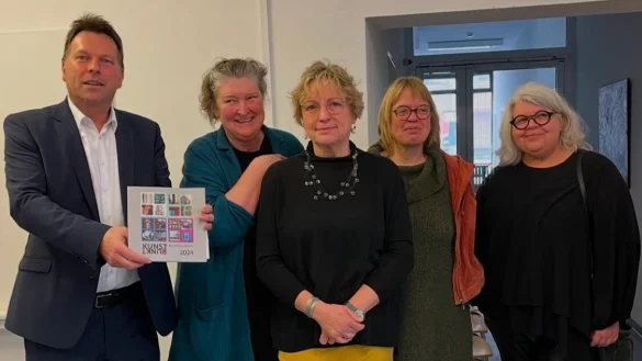 Bürgermeister Frank Hilker eröffnete gemeinsam mit den Künstlerinnen die Ausstellung im Kunstpunkt. - © Kunstpunkt