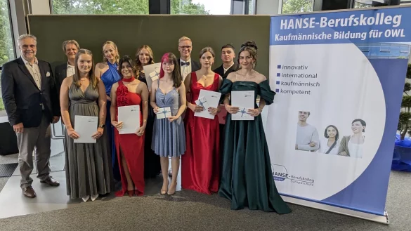 Schulleiter Heiko Jucks (links) und Hendrik Wilken, Bildungsgangleiter Wirtschaftsgymnasium gratulieren den Einser-Abiturienten. - © Hanse-Berufskolleg