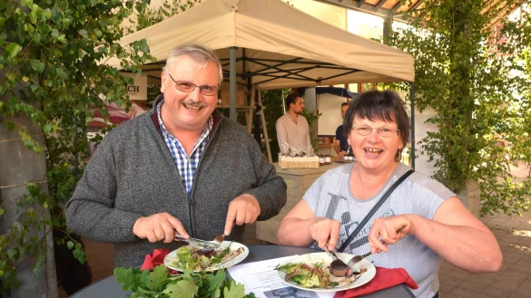 Genie&szlig;en ihr Essen: Beim Benefizfest bietet der Hegering Begatal gegrilltes Wildmedaillons und Steals aus dem heimischen Revier zum Probieren an. Den Besuchern Hans Tscherwerski und Renate Peter schmeckt es. - &copy; Tanja Watermann