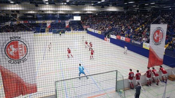 Der Handball-Tempel in der Hand der Fu&szlig;baller. Die Endrunde der Lippischen Hallenfu&szlig;ball-Meisterschaften der M&auml;nner und Frauen um den LZ-Cup in der Phoenix-Contact-Arena zieht die Massen an. - &copy; Paul Cohen
