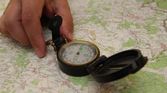 Mit Kompass: Auf der Suche nach den Endpunkten des Kreises Lippe. - © Thorsten Engelhardt