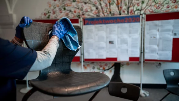 Die Reinigung in den Kalletaler Grundschulen soll gr&uuml;ndlicher werden. Daf&uuml;r wurde ein Konzept erarbeitet. - &copy; Fabian Strauch/dpa