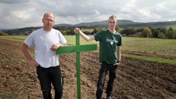 Sehen die Zukunft der Landwirtschaft bedroht: Alexander Horn und sein Sohn und Nachfolger Sebastian haben auf ihren &Auml;ckern gr&uuml;ne Kreuze aufgestellt. Unser Bild zeigt den Blick von &bdquo;Auf der Egge" in H&ouml;rste in Richtung Hermannsdenkmal. - &copy; Bernhard Preu&szlig;