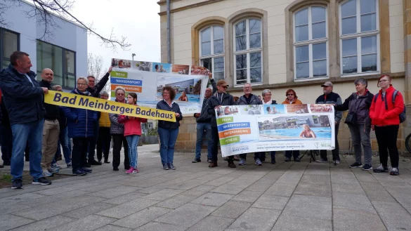 Vor dem Rathaus haben sich etliche Demonstranten zusammengefunden. - &copy; Lorraine Brinkmann