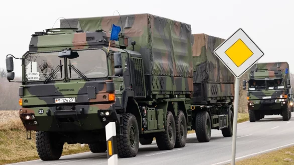 Konvoi mit Patriot-Raketen verl&auml;sst Husum - &copy; Foto: Frank Molter/dpa