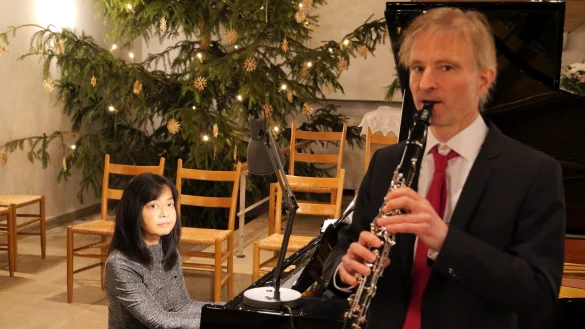 Weihnachtskonzert in anheimelnder Atmosphäre. Pianistin Yasko Linnartz und Klarinettist Markus Schön verzaubern die Gäste in Bergkrichen mit weihnachtlichen Impressionen. - © Thomas Krügler