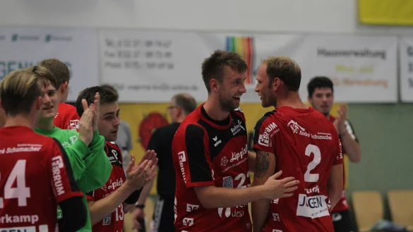 Matchwinner: Augustdorfs Zugang Felix Bahrenberg (Zweiter von rechts). - &copy; Sebastian Lucas