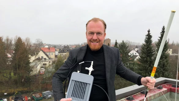 Stadtwerke-Gesch&auml;ftsf&uuml;hrer Volker Stammer steht mit einer der Antennen auf dem Dach des Verwaltungsgeb&auml;udes der Stadtwerke an der Uferstra&szlig;e. Montiert werden soll die Antenne aber auf dem Hollenstein. - &copy; Sven Kienscherf