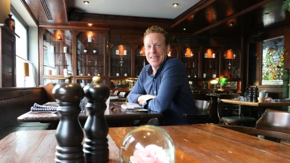 Christian Steffen sitzt in der "Walter's Pharmacy". - &copy; Alexandra Schaller