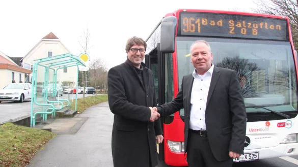 Stadtbus-Leiter Jörg Moshage (rechts) und KVG-Geschäftsführer Achim Oberwöhrmeier freuen sich in Lockhausen über die gelungene Zusammenarbeit. - © Stefan Backe