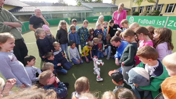 Die Roboter-Dame Ina zeigte letzten Herbst auf dem Kleinspielfeld der OGS Hiddesen, was sie alles kann. Dazu geh&ouml;rt Schattenboxen Tai Chi, aber auch T&auml;nze wie Gangnam Style oder Macarena. Aber jetzt, wo keine OGS-Betreuung stattfindet, sollen Eltern auch nichts bezahlen m&uuml;ssen &ndash; und die Schl&uuml;sselpersonen, deren Kindern betreut werden m&uuml;ssen, auch nicht. - &copy; Archivfoto: Jost Wolf