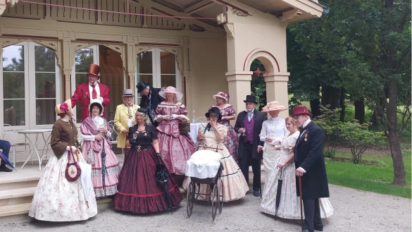 Mit Gastauftritten wie diesem am Prinzenhäuschen in Schieder hat der Verein Kulturwerkstatt Blomberger Land versucht, die Kasse wieder aufzufüllen. - © Kulturwerkstatt Blomberger Land