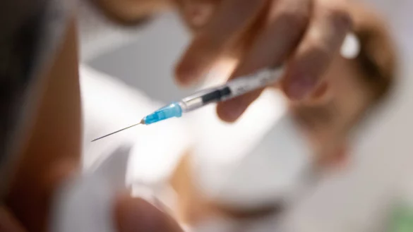 Mit einer Spritze fing alles an: Die Impfung gegen das Coronavirus war für Martin T. eine Selbstverständlichkeit - aber auch der Beginn einer langen Tortur und eines Kampfes gegen die Deutsche Rentenversicherung. - © dpa