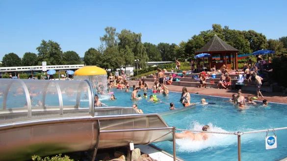 Viele Badeg&auml;ste k&uuml;hlen sich im Salzufler Freibad ab. - &copy; Archvifoto: Carolin Brokmann