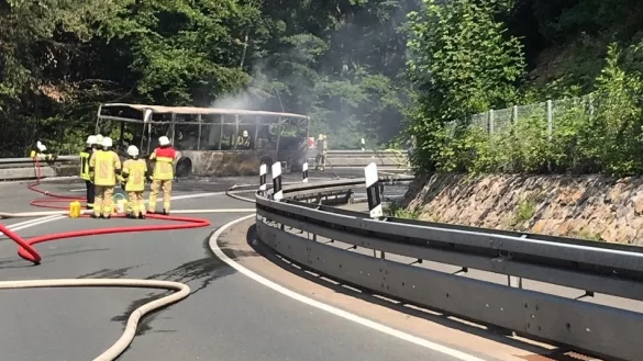 Ein Bus brennt: Zur Unterst&uuml;tzung wurde die Feuerwehr L&uuml;gde nach Bad Pyrmont gerufen. - &copy; Feuerwehr L&uuml;gde