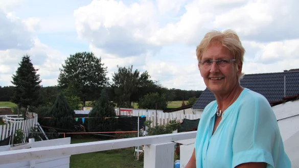 Carola Pla&szlig; hat von ihrem Hof aus einen herrlichen Blick in die Natur rund um Augustdorf. - &copy; Nadine Uphoff