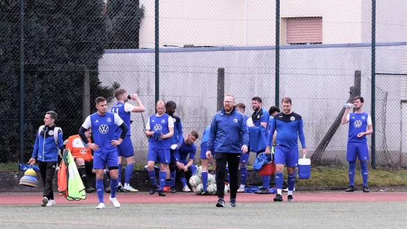 Die Mannschaft des TuS WE Lügde auf dem Weg zum nächsten Einsatz in der Bezirksliga. - © Oliver König