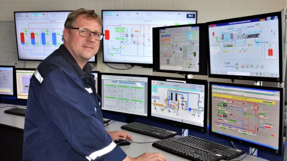 Kontrollzentrum: Olaf Rettberg hat auf seinen Monitoren die gesamte Oerlinghauser Energieversorgung im Blick. - © Horst Biere