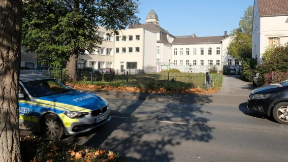 Noch Grünfläche, bald Parkplatz: Die Fläche an der Alten Pauline wird Platz für 26 Stellflächen liefern. Die Erschließung erfolgt von der Bielefelder Straße aus. - © Sven Koch