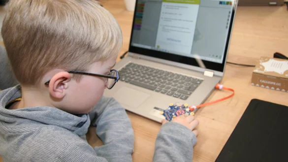 Sch&uuml;ler Jannes hat mit Hilfe des Calliope-Minicomputers ein Spiel programmiert. - &copy; Julia Kube