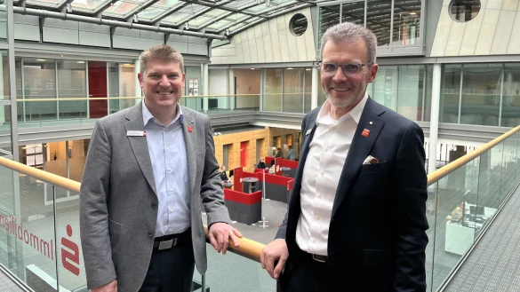 Vorstand Hagen Eberhardt (links) und Vorstandsvorsitzender Klaus Drücker von der Sparkasse Lemgo stellen vor, wie das Jahr 2024 gelaufen ist. Foto: Till Brand - © Till Brand