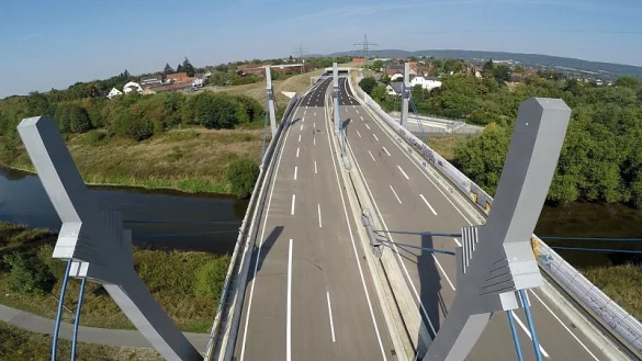 Luftaufnahmen der Nordumgehung am Anschluss Dehme. Im Hintergrund ist der Hahnenkamp-Tunnel zu sehen.
 - &copy; J&uuml;rgen Kr&uuml;ger