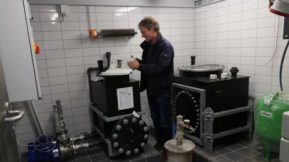 Torsten Kraatz im sanierten Brunnenh&auml;uschen im hinteren Teil des Kurparks. Hier befinden sich die beiden Sophienbrunnen "a" und "b". - &copy; Alexandra Schaller