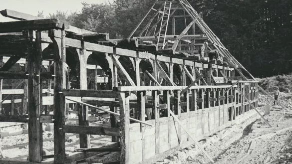 Hier wird gewerkelt: Auf diesem Bild aus dem Jahr 1966 ist der Aufbau des Haupthauses auf dem Osnabr&uuml;cker Hof zu sehen. - &copy; Landschaftsverband Westfalen-Lippe