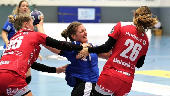 Blombergs Nele Franz tankte sich immer wieder durch, wie hier im Pokalspiel gegen die beiden Bensheimerinnen Dionne Visser (links) und Sarah van Gulik. - &copy; Paul Cohen