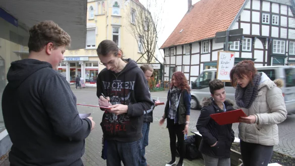 Suchen Unterstützer: Nutzer des Jugendzentrums „@on" sammeln in Schötmar Unterschriften zum Erhalt ihrer Einrichtung. Sie fordern, dass  eine andere Lösung gefunden werden muss. - © Daniel Hobein