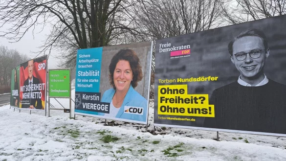 An der Ecke Zeppelin-/ Robert-Koch-Straße in Oerlinghausen stehen Wesselmänner von FDP, CDU, SPD und Bündnis 90/Die Grünen einträchtig nebeneinander. - © Carolin Brokmann-Förster
