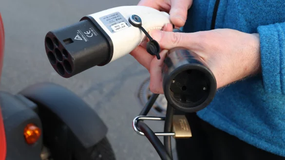 Viele Lades&auml;ulen, unterschiedliche Stecker: F&uuml;r seinen Schuko-Stecker braucht Ingo Altmann einen Adapter. - &copy; Angelina Kuhlmann