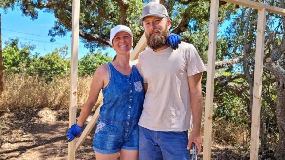 Die Gütersloher Sandra und Michael Skala haben in Portugal zwei Tiny Häuer gebaut, in denen sie mit ihrer Tochter wohnen. - © Skala