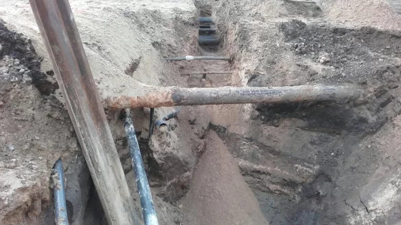 Die Trasse eines Gew&auml;sserdurchlasses der Baustelle Heidenoldendorfer Stra&szlig;e zeigt, dass die Bauarbeiter R&uuml;cksicht auf zahlreiche vorhandene Leitungen und Kabel im Untergrund nehmen m&uuml;ssen. - &copy; Stadt Detmold