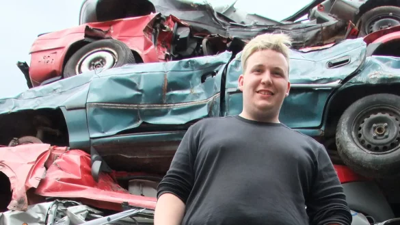 Michael Birkenfeld jr. betreibt den Schrottplatz seines Vaters und hilft damit vielen Autofahrern im Umkreis. - © Axel Bürger
