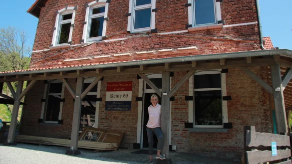 Esther van Welberger vor dem Gasthof "Route 66". Noch saniert die Famlie das Haus. Von Juni bis September aber wird es an der B 66 schon mal einen Biergarten geben. - &copy; Katrin Kantelberg(LZ)