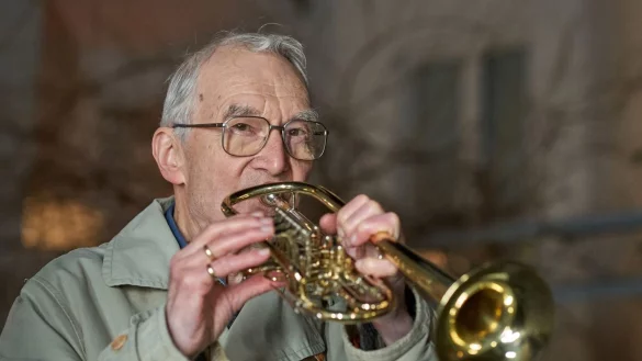 90-j&auml;hriger Trompeter - &copy; Foto: Thomas Frey/dpa