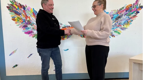 Schulleiterin Monika Precker und SHWire-Ausbildungsleiter Wolfgang Kowalsky unterzeichneten eine Kooperationsvereinbarung. - &copy; SKS Blomberg