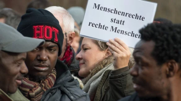 &laquo;Menschenrechte statt rechte Menschen&raquo; fordert diese Frau auf einer 
Kundgebung f&uuml;r ein weltoffenes und tolerantes Frankfurt (Oder). - &copy; Patrick Pleul/Archiv