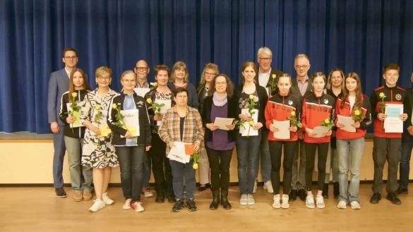 Bürgermeister Matthias Kalkreuter (links) und der Beigeordnete Frank Rayczik (Zweiter von rechts) zeichneten in der Aula des Schulzentrum zahlreiche Sportlerinnen und Sportler aus. - © Foto: Stadt Lage