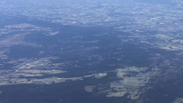 Südlippe von oben: Unten rechts Feldrom mit seinen zahlreichen Windrädern auf dem Bauerkamp. Oben links der Truppenübungsplatz in der Senne mit Bad Lippspringe und Schlangen. - © Peter Allroggen