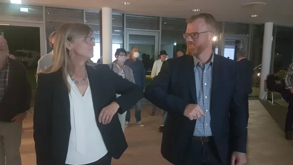 F&uuml;r sie geht es in die n&auml;chste Runde: Gegen 20.35 Uhr stand es Sonntagabend fest. Michaela Lehnert und Friso Veldink m&uuml;ssen noch einmal ran und weiter um die Gunst der W&auml;hler buhlen.&nbsp; - &copy; Katrin Kantelberg