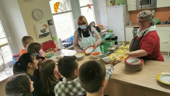 Mittagessen in der OGS B&ouml;singfeld: Janine Bielak (links) und Gerlinde Winter von der Mensa verteilen die begehrten Nudeln in drei Schichten. - &copy; Sylvia Frevert(LZ)