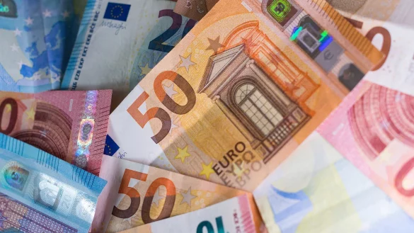 Einkommen und Verm&ouml;gen - &copy; Foto: Monika Skolimowska/dpa-Zentralbild/dpa