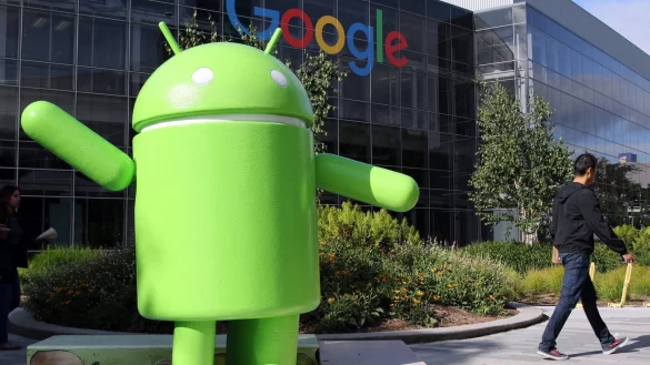 Android-Figur auf dem Firmencampus von Google - &copy; Foto: Christoph Dernbach/dpa