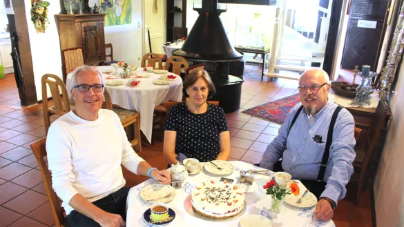 H&uuml;bsch eingedeckt: (von links) Hans M&uuml;ller sowie Thea und Eckhard Wiehager sitzen an einem Tisch im K&uuml;nstler-Caf&eacute;. Sie w&uuml;rden sich freuen, wenn ein Nachfolger gefunden wird. - &copy; Michaela Wei&szlig;e