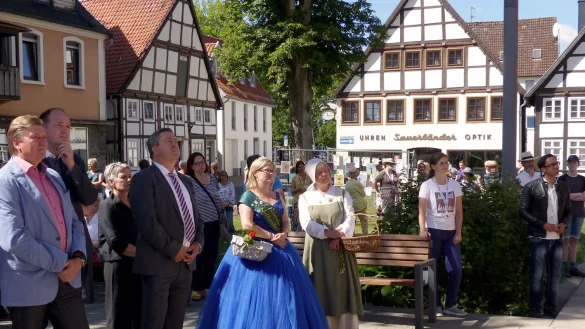 F&uuml;r die gro&szlig;e Bandbreite lippischer Kunst interessieren sich unter anderem (von links) J&uuml;rgen Berghahn (MdB, SPD), B&uuml;rgermeister Christoph Dolle, Annette Paschke-Lehmann (Landesverband Lippe), Landrat Dr. Axel Lehmann und Nelkenk&ouml;nigin Melanie Schuitem. - &copy; Rudi Rudolph