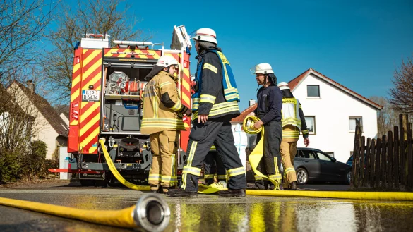 Die Freiwillige Feuerwehr löscht einen Wohnungsbrand im Großen Feld. - © Freitag-TV