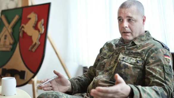 Mit Befehlsgewalt: Oberstleutnant Thorsten Schwiering ist Kommandeur des Mindener Panzerpionierbataillons 130 und befehligt damit rund 650 Soldaten in der Kaserne. - © Alex Lehn