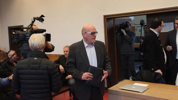 Der Angeklagte Rolf Herbrechtsmeier (Mitte) mit seinen beiden Verteidigern Ralf Sugland aus Bad Salzuflen (links) und Dr. Carsten Ernst.
aus Bielefeld im Saal 165 des Detmolder Landgerichts. - &copy; Archivfoto: Bernhard Preu&szlig;